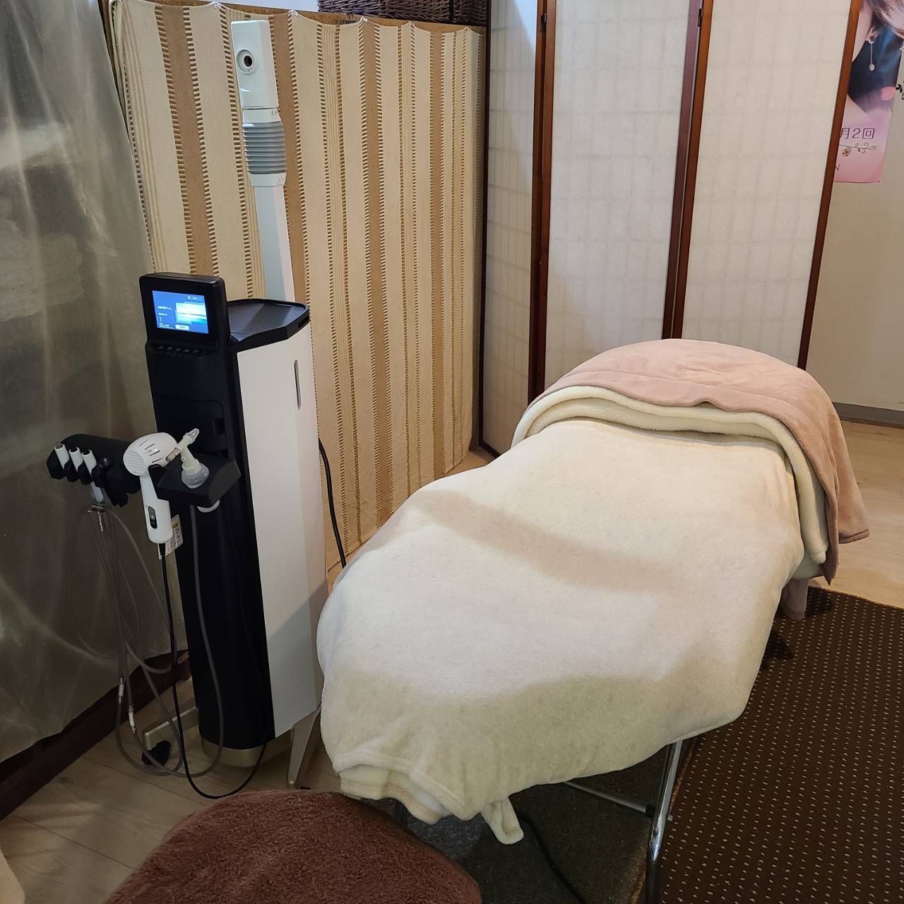 施術ベッドのある部屋